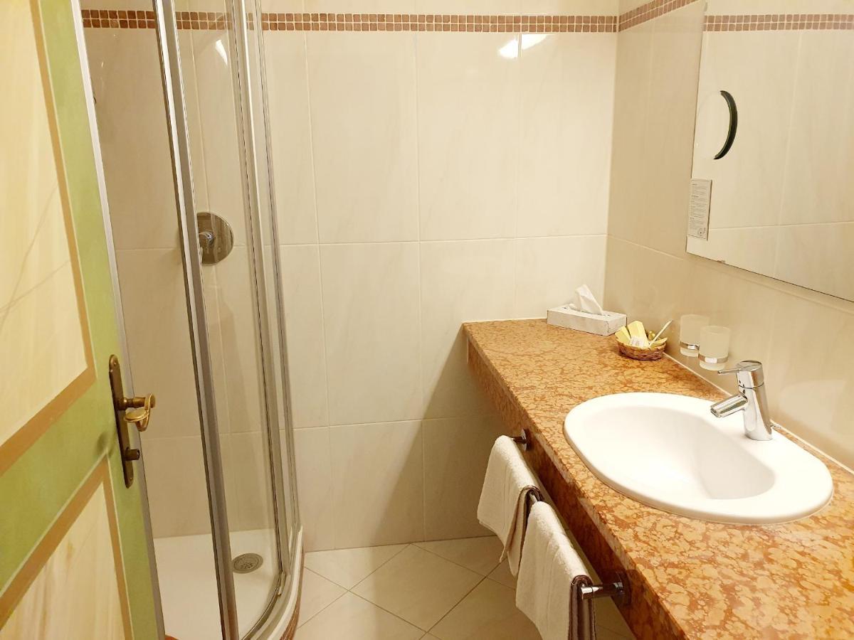 Raffl'S Hotel Лойташ Екстериор снимка